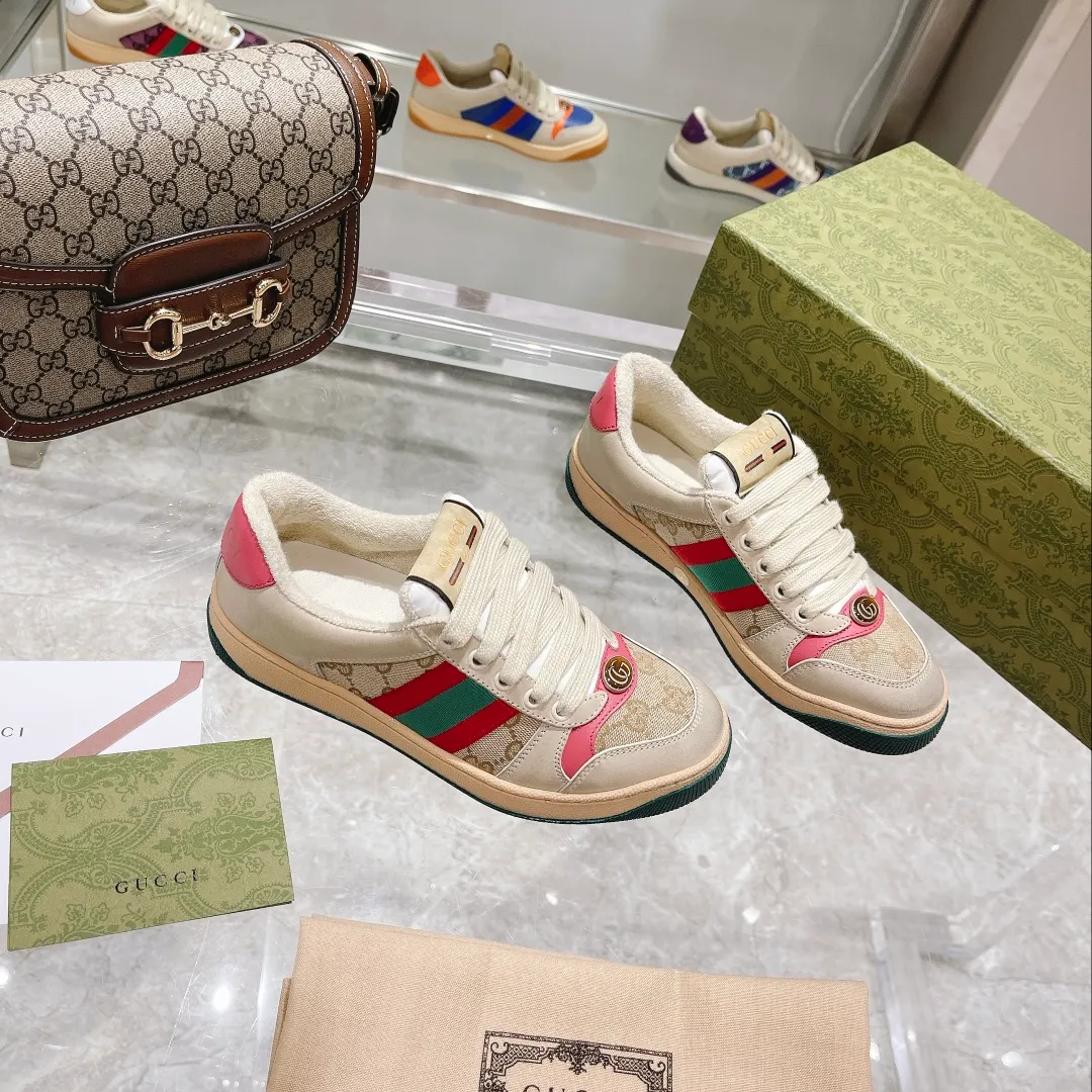 👟👟Ex-factory price 480👟👟 GUCCI’s first generation of dirty shoes was born, adding a star to the luxury world Trendy brands, alternative, magical, retro, etc. are integrated into one. The contrasting colors of cowhide fabrics stimulate the vision. Various combinations and various techniques. ✍ Among them, the Gucci logo pattern is interspersed with design, which is vivid. The cowhide punching process is retro and old, and the logo element of trendy men and trendy women. Original original and correct lining, imported fiber towels, more comfortable, shoe packaging technology increases comfort, beautiful on the outside, more beautiful on the inside, spiritual design 🌼The feet are made of beige matte cowhide, with contrasting distressed fabrics, skillful workmanship, overall color balance, imported pure T👟👟Ex-factory price U sole, no impurities, clear texture, orderly arrangement, wear-resistant and non-slip. Couple model: 34-45
